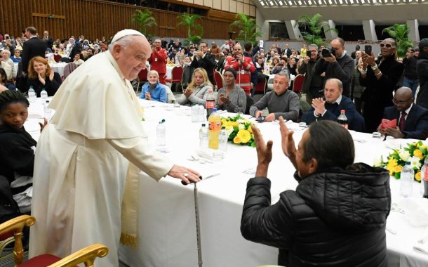 Người nghèo ở Quảng trường Thánh Phêrô thương tiếc Đức cố Giáo hoàng Phanxicô