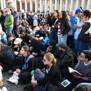 Các tín hữu xếp hàng thâu đêm để tham dự lễ tang ĐTC Phanxicô