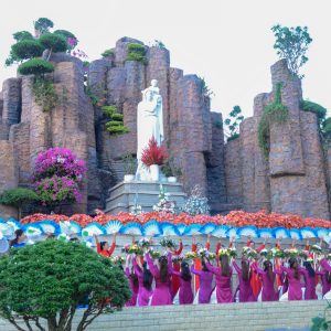 Gx. Vinh Trung: Giờ tiến hoa và thánh lễ khai mạc Tháng Hoa tôn kính Mẹ 2025