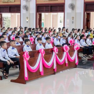 Giáo xứ Phú Vinh: 89 Em thiếu nhi lãnh nhận bí tích Thánh Thể lần đầu