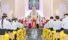 Gx. Dũng Lạc: Đức Cha Tôma ban Bí tích Thêm Sức cho 60 thiếu nhi- Ngày 08.06.2025