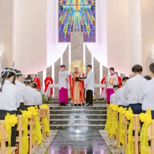 Gx. Dũng Lạc: Đức Cha Tôma ban Bí tích Thêm Sức cho 60 thiếu nhi- Ngày 08.06.2025
