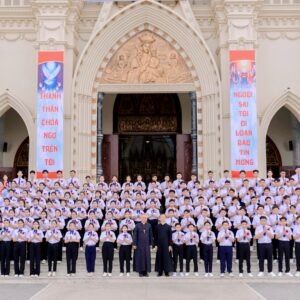 Gx. Phước Hưng: Đức Cha Emmanuel ban Bí tích Thêm Sức cho 122 thiếu nhi- Ngày 19.06.2025