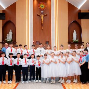 Gx. Tam Phước: 22 em thiếu nhi lần đầu rước Chúa- Ngày 22.06.2025
