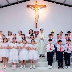 Gx. Thủ Lựu: 23 em thiếu nhi lần đầu rước Chúa- Ngày 31.5.2025
