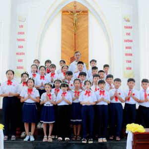 Gx: Hòa Sơn: Thánh lễ trao ban Bí Tích Thánh Thể lần đầu