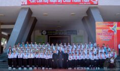 Gx. Vinh Châu: Đức cha Emmanuel ban Bí tích Thêm Sức cho 112 em thiếu nhi