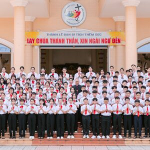 Giáo xứ Hải Lâm: Thánh lễ ban Bí tích Thêm Sức cho 135 em thiếu nhi