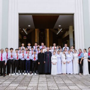 Gx. Tam Phước: Đức Cha Emmanuel ban Bí tích Thêm Sức cho 29 thiếu nhi