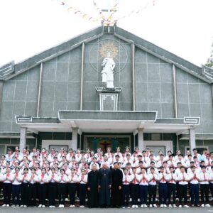 Gx. Lam Sơn: Đức Cha Emmanuel cử hành Thánh lễ ban Bí tích Thêm Sức  – Ngày 16.08.2025