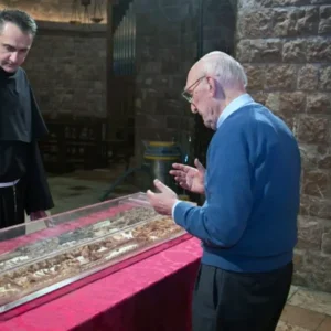 Lần đầu tiên sau 800 năm công chúng có thể kính viếng di hài Thánh Phanxicô Assisi