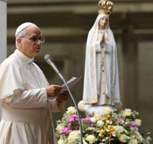 Đức Thánh Cha chủ sự giờ lần hạt Mân Côi và Chầu Thánh Thể cầu nguyện cho hòa bình