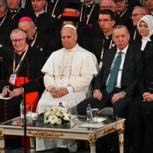 Đức Thánh cha Lêô XIV gặp gỡ các cấp chính quyền, xã hội dân sự và ngoại giao đoàn tại Thổ Nhĩ Kỳ