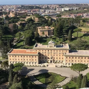 Không chỉ hồng y, cả giáo dân, cũng có thể đảm nhiệm chức vụ Chủ tịch Ủy ban Giáo hoàng của quốc gia thành Vatican