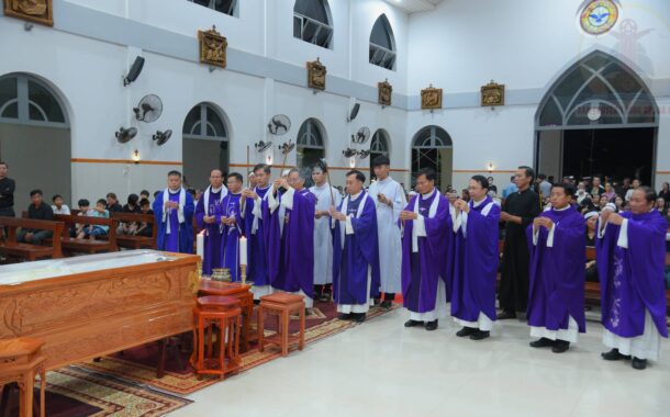 GX. HÒA SƠN: NGHI THỨC TẨN LIỆM VÀ THÁNH LỄ ĐƯA CHÂN CHA AUGUSTINÔ TRẦN THANH HÒA – 17.11.2025