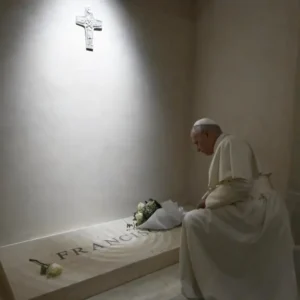 Đức Thánh cha Lêô XIV cầu nguyện tại mộ Đức Thánh cha Phanxicô