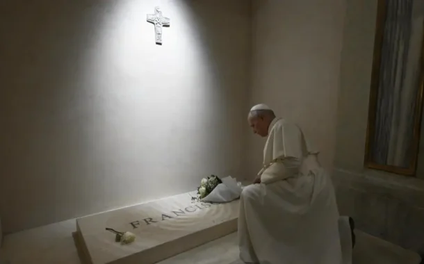 Đức Thánh cha Lêô XIV cầu nguyện tại mộ Đức Thánh cha Phanxicô