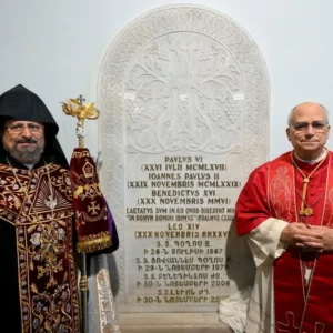 Đức Thánh Cha cầu nguyện tại Nhà thờ Chính tòa Giáo hội Armenia Tông truyền ở Istanbul