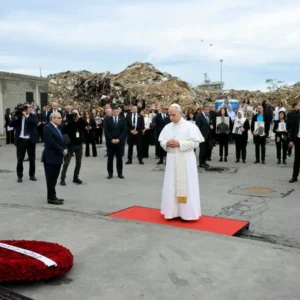 Đức Thánh Cha cầu nguyện tại nơi xảy ra vụ nổ ở cảng Beirut