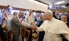 Đức Thánh Cha thăm các nhân viên và bệnh nhân bệnh viện “de la Croix”