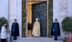 Đóng Cửa Thánh tại Vương Cung Thánh Đường Latêranô.