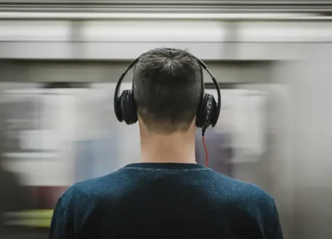 Sự khác biệt giữa nghe và lắng nghe: Một hành động của tình yêu và ý chí