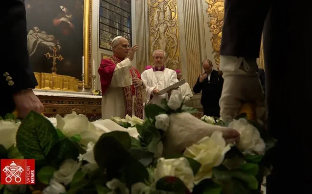 Đức Thánh cha Lêô XIV chủ sự nghi thức tiếp nhận cặp chiên con trong ngày lễ kính Thánh Anê