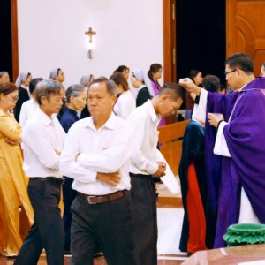 Gx. Láng Cát: Cử hành Lễ Tro khai mạc Mùa Chay Thánh 2026