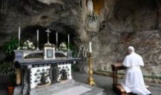 Đức Thánh Cha cùng các bệnh nhân cầu nguyện tại hang đá Đức Mẹ Lộ Đức ở Vườn Vatican