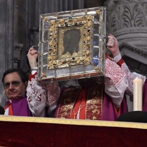 Chiêm ngắm “Khăn Thánh Veronica” tại Đền thờ Thánh Phêrô