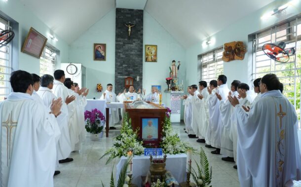 Lễ tang Cha Giuse: Nghi thức tẩn liệm và Thánh lễ đưa chân tại tư gia