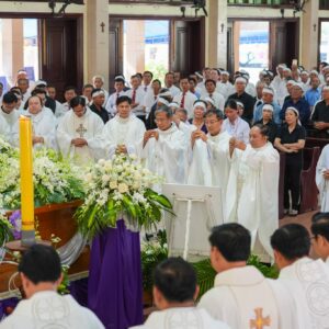 Lễ tang Cha Giuse: Di quan đến Nhà thờ và Kính viếng buổi sáng ngày 08.4.2026