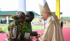 Đức Thánh Cha chủ sự Thánh lễ tại sân bay Bamenda