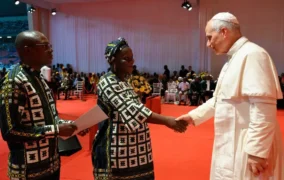 [Tông du Guinea Xích Đạo] Đức Thánh cha Lêô XIV gặp gỡ giới trẻ và các gia đình tại sân vận động Bata