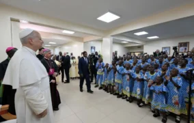 [Tông du Camerun] Đức Thánh Cha thăm cô nhi viện Ngul Zamba