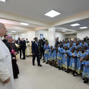 [Tông du Camerun] Đức Thánh Cha thăm cô nhi viện Ngul Zamba