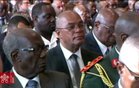 [Tông du Angola] Đức Thánh Cha gặp gỡ giới chức chính quyền, xã hội dân sự và ngoại giao đoàn