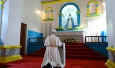 [Tông du Camerun] Đức Thánh Cha cầu nguyện Kinh Mân Côi tại Đền thánh Đức Mẹ Muxima