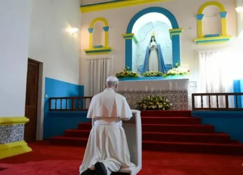 [Tông du Camerun] Đức Thánh Cha cầu nguyện Kinh Mân Côi tại Đền thánh Đức Mẹ Muxima