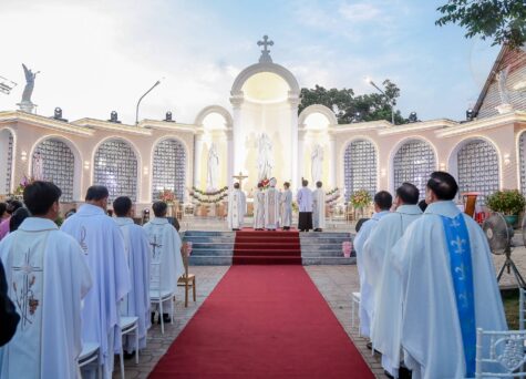 Gx. Phú Vinh: Thánh lễ tạ ơn khánh thành Linh đài và Nhà Chờ Phục Sinh