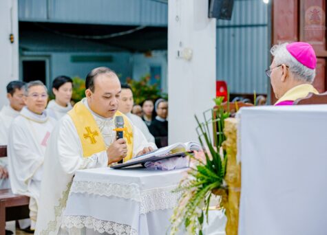 Gx. Côn Sơn: Cha Giuse Trần Quốc Dân tiếp nhận sứ vụ chủ chăn