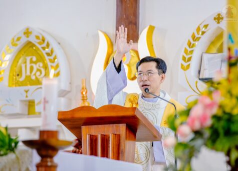 Gx. Đức Mỹ: Nghi thức chuyển giao sứ vụ cho Cha tân Chánh xứ GB. Nguyễn Hoàng Bửu Kim