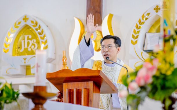 Gx. Đức Mỹ: Nghi thức chuyển giao sứ vụ cho Cha tân Chánh xứ GB. Nguyễn Hoàng Bửu Kim