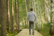 Vì sao đi bộ có thể là cách cầu nguyện mà chúng ta đã lãng quên