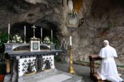 Hiệp thông với Đức Thánh Cha lần hạt Mân Côi vào ngày 30/5 cầu cho hòa bình
