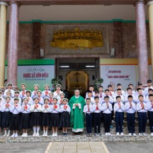 Gx. Thuỷ Giang : 45 thiếu nhi lần đầu rước Chúa– Ngày 21.6.2026