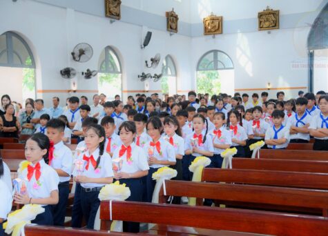 Gx. Hòa Sơn: Thánh lễ ban Bí tích Thánh Thể lần đầu- Ngày 14.6.2026
