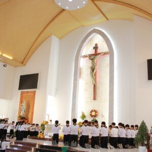 Gx. Láng Cát: 54 em tuyên hứa vào đời và tốt nghiệp khóa Giáo lý Hồng Ân