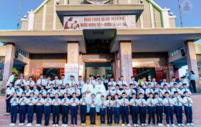 Gx. Trung Đồng: 58 em thiếu nhi lần đầu đón nhận Chúa Giêsu Thánh Thể