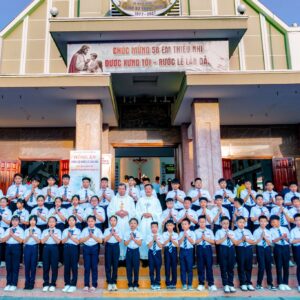 Gx. Trung Đồng: 58 em thiếu nhi lần đầu đón nhận Chúa Giêsu Thánh Thể